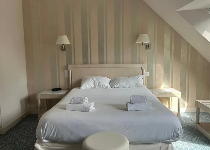 Logis Hotel Du Chateau - Combourg, Proche Saint-Malo